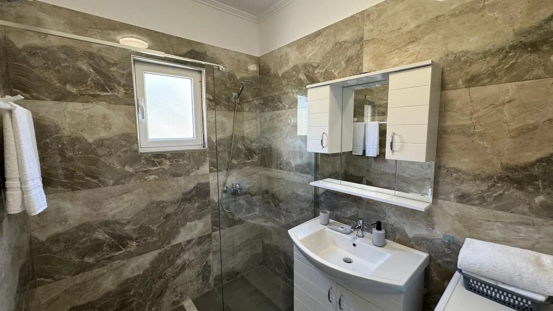 Melinas Sea View Apartments Sarandë
